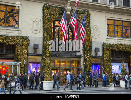 Crociera Turistica della Quinta Avenue passato Signore & Taylor Department Store durante la stagione di festa di Natale a Manhattan, New York City. Foto Stock