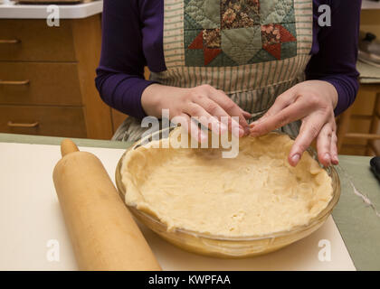 Preparazione di una crosta di fatti in casa per una fetta di torta di mele. Foto Stock