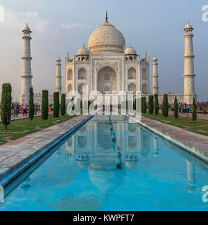 Taj Mahal e la sua riflessione nel tardo pomeriggio di luce, Agra, Uttar Pradesh, India Foto Stock