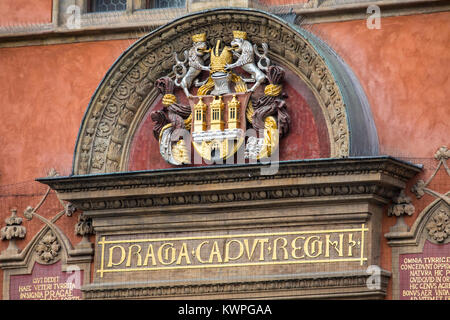 Il splendidamente scolpito lo stemma della città di Praga. Situato in un edificio in Piazza della Città Vecchia di Praga, Repubblica Ceca. Foto Stock