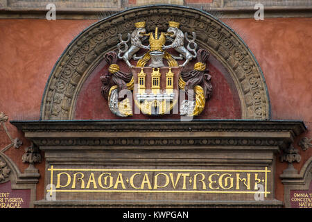 Il splendidamente scolpito lo stemma della città di Praga. Situato in un edificio in Piazza della Città Vecchia di Praga, Repubblica Ceca. Foto Stock