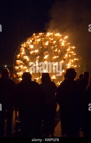 Un incendio messo in mostra da 'Carabosse' compagnia teatrale in giardini di Bournemouth Foto Stock