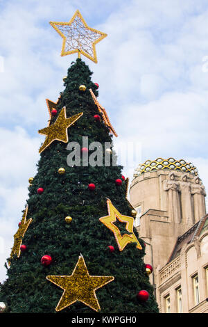 Un bellissimo albero di Natale si trova nella Piazza Venceslao Mercatino di Natale a Praga, Repubblica Ceca. Foto Stock