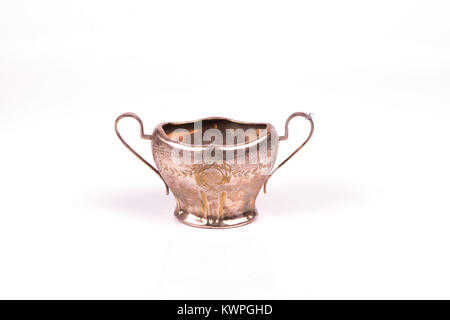 Realizzati artigianalmente e inciso argento antico sugar bowl su uno sfondo bianco Foto Stock