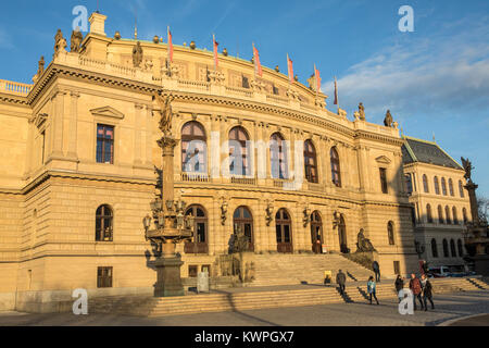 Praga, Repubblica Ceca - 23 dicembre 2017: una vista della storica Rudolfinum a Praga il 23 dicembre 2017. L'Orchestra Filarmonica Ceca e Foto Stock