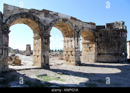 Le ombre e le rovine della grande cancello in Hyerapolis, Turchia Foto Stock