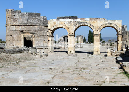 Rovine del grande cancello in Hyerapolis vicino a Pamukkale, Turchia Foto Stock