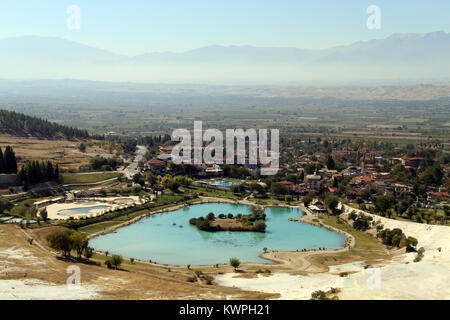 Lago con isola nel villaggio di Pamukkale in Turchia Foto Stock