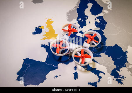 Mini drone volando sopra una mappa dell'UE. Norme europee per la drone aerei aeree nozione di diritto Foto Stock
