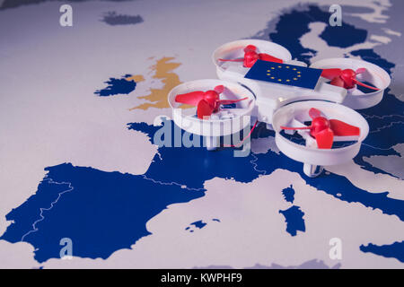 Mini drone volando sopra una mappa dell'UE. Norme europee per la drone aerei aeree nozione di diritto Foto Stock