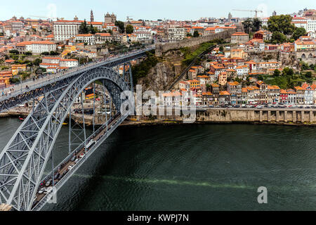 Il Dom Luis I Bridge, un doppio ponte di metallo il ponte di arco, costruito nel 1886, attraversa il fiume Douro tra le città di Porto e di Vila Nova de Gaia ho Foto Stock