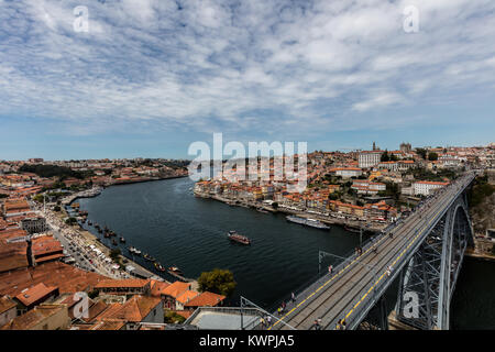 Il Dom Luis I Bridge, un doppio ponte di metallo il ponte di arco, costruito nel 1886, attraversa il fiume Douro tra le città di Porto e di Vila Nova de Gaia ho Foto Stock