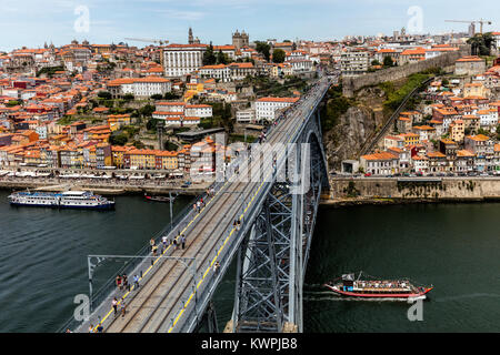 Il Dom Luis I Bridge, un doppio ponte di metallo il ponte di arco, costruito nel 1886, attraversa il fiume Douro tra le città di Porto e di Vila Nova de Gaia ho Foto Stock