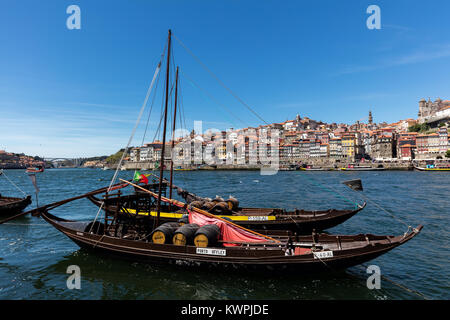 Porto, Portogallo, 15 agosto 2017: Rabelo barche, uno dei simboli più famosi di Porto, utilizzati per trasportare i barili di vino porto dalla valle del Douro vi Foto Stock