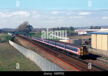 Una coppia di Network South East classe 411 4 CEP EMU numeri 1585 e 1548 capi verso Dover a Sevington vicino a Ashford. Xii Marzo 1995. Foto Stock