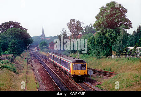 Una classe 117 diesel multiple unit lavorando un Network South East service a Wokingham. Il 1 luglio 1993. Foto Stock