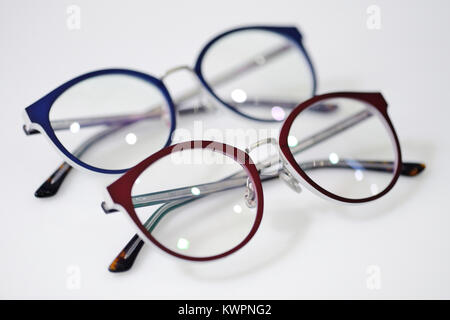 Moderni occhiali alla moda su sfondo bianco Foto Stock
