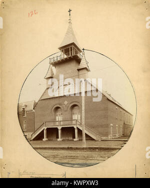 Una fotografia storica dell'Église de Maisonneuve, una chiesa parrocchiale situata a Montreal, Quebec. L'immagine, conservata nella Bibliothèque et Archives nationales du Québec (BAnQ), documenta l'architettura religiosa dell'inizio del XX secolo nella regione. Foto Stock