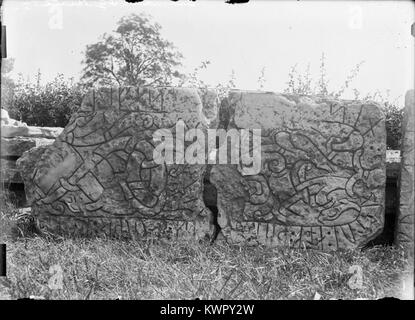 La chiesa di Orlunda a Östergötland, Svezia, è una chiesa medievale in pietra caratterizzata da un'architettura romanica. Rappresenta il patrimonio ecclesiastico e l'artigianato medievale della Svezia. Foto Stock