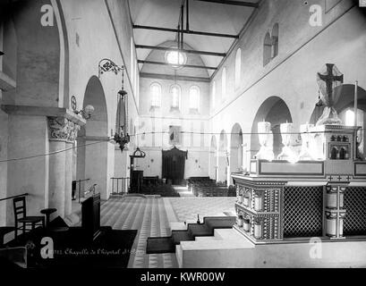 La vista interna di Église Saint-Martin-au-Val a Chartres, Eure-et-Loir, Francia, mostra la navata che si affaccia sull'ingresso. La chiesa esemplifica l'architettura gotica e il patrimonio religioso della regione. Foto Stock