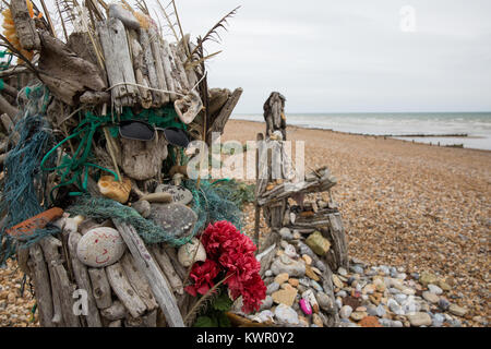 Cooden, UK. Il 3 settembre, 2017. Un opera realizzata da oggetti recuperati sulla spiaggia a Cooden, East Sussex. Foto Stock