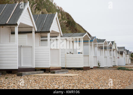 Cooden, UK. Il 3 settembre, 2017. Cabine sulla spiaggia, sul lungomare a Cooden, East Sussex. Foto Stock