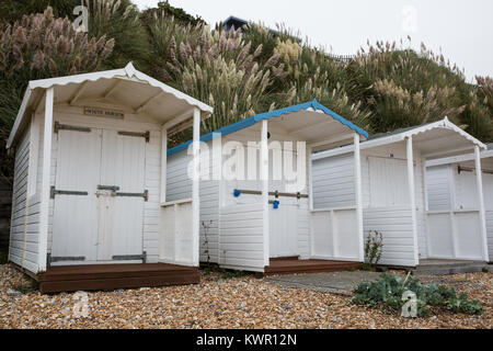 Cooden, UK. Il 3 settembre, 2017. Cabine sulla spiaggia, sul lungomare a Cooden, East Sussex. Foto Stock