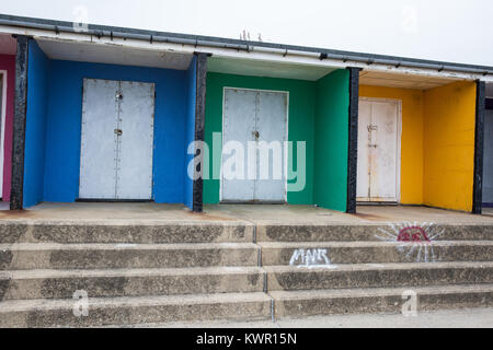 Cooden, UK. Il 3 settembre, 2017. Cabine sulla spiaggia, sul lungomare a Cooden, East Sussex. Foto Stock