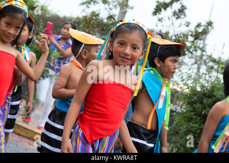 Bambino di strada; i bambini locali delle Galapagos in una parata di strada, Puerto Ayora, isola di Santa Cruz, Isole galapagos, Ecuador Sudamerica Foto Stock