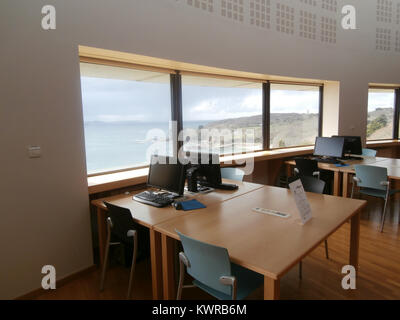 Vista interna della biblioteca la Pérouse di Plouzané, Francia, con aree di studio designate e spazi di lettura moderni progettati per l'uso accademico e pubblico. Foto Stock