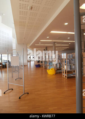 La Bibliothèque la Pérouse di Plouzané, Francia, comprende una sala lettura progettata per uno studio tranquillo e l'accesso alle collezioni della biblioteca. Lo spazio supporta attività educative e culturali locali. Foto Stock