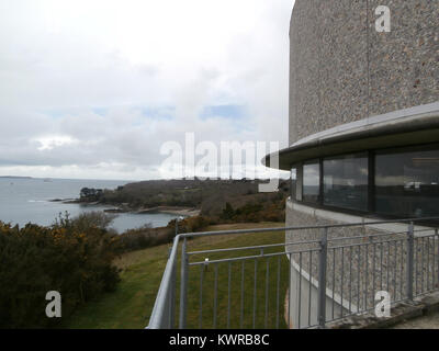 La Bibliothèque la Perouse di Plouzané, in Francia, è una biblioteca pubblica contemporanea nota per il suo design architettonico moderno. Funge da centro culturale ed educativo per la comunità. Foto Stock