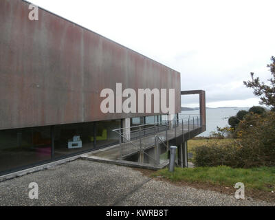 La facciata nord della Bibliothèque la Pérouse di Plouzané, Francia, mostra il design architettonico di questa biblioteca pubblica, che riflette la moderna architettura civica francese. Foto Stock