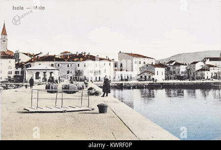 Una cartolina del 1910 dell'Isola dei pescatori in Italia con il molo Savoia, che mostra acque tranquille, architettura tradizionale dell'isola e scenario del porto. Foto Stock