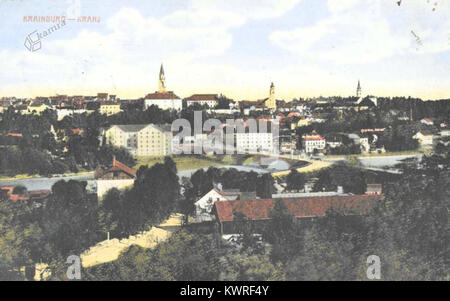 La cartolina mostra la città di Kranj in Slovenia, con la sua architettura della città vecchia, la vista sul fiume e le colline adiacenti, offrendo una panoramica del tessuto urbano storico e dell'ambiente naturale della città. Foto Stock
