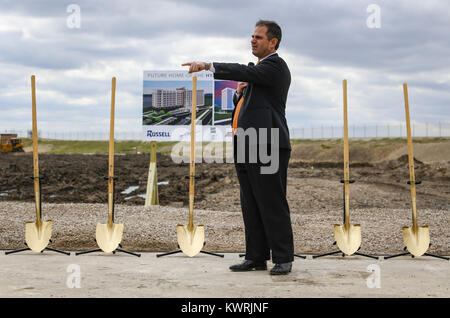 East Moline, Iowa, USA. Xx Apr, 2017. Attuale fabbrica East Moline Mayor John Thodos parla all'Hyatt Place e Hyatt House sito in costruzione in fabbrica East Moline giovedì, 20 aprile 2017. Grande Fiume lo sviluppo immobiliare detenuto una rottura di massa cerimonia per l'Hyatt Place e Hyatt House dual branded hotel. La posizione è il sito di un ex Case New Holland sito della mietitrebbia. Il $40 milioni hotel è parte di 80 milioni di dollari in sviluppo previsto su 132 acri nel prossimo decennio. Credito: Andy Abeyta, Quad-City volte/Quad-City volte/ZUMA filo/Alamy Live News Foto Stock