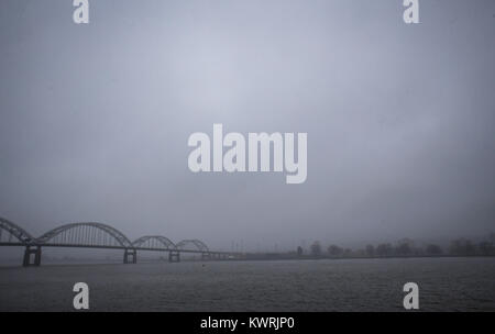 Isola di roccia, Iowa, USA. 26 Mar, 2017. Una vista dal Rock isola mostra una nebbia a Riva del centro cittadino di Davenport come si incontra il Ponte centenario di Domenica, 26 marzo 2017. Credito: Andy Abeyta/Quad-City volte/ZUMA filo/Alamy Live News Foto Stock