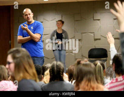 Davenport, Iowa, USA. 2 Mar, 2017. Justin Issa, Direttore Nazionale e Direttore del Chicago Troupe di omicidio mistero Company, ottiene da idee Creative Arts Academy gli studenti su un esercizio d'improvvisazione, giovedì 2 marzo, 2017, durante un workshop per le Arti Creative Academy ottavo livellatrici presso il CAA mozzo al Davenport biblioteca pubblica. Credito: John Schultz/Quad-City volte/Quad-City volte/ZUMA filo/Alamy Live News Foto Stock