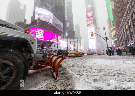 New York, Stati Uniti d'America. 4 gennaio, 2018. La nevicata su Times Square a New York City, giovedì 4 gennaio 2018; il credito: Nino Marcutti/Alamy Live News Foto Stock