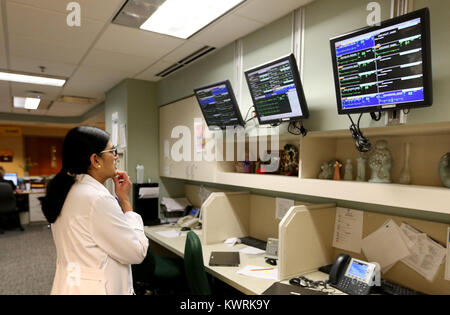 Davenport, Iowa, USA. Xvii Feb, 2017. Il Dott. Hospitalist Sarojini Ratnakar guarda oltre la scheda paziente per la notte, Venerdì 17 Febbraio, 2017, al quarto piano in Genesi est. Credito: John Schultz/Quad-City volte/Quad-City volte/ZUMA filo/Alamy Live News Foto Stock