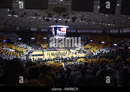 Wichita, Kansas, Stati Uniti d'America. 4 gennaio, 2018. L'inno nazionale è svolto presso Koch Arena per la Shockers prima partita in casa in American Athletic Conference durante il NCAA Pallacanestro tra la Houston Cougars e Wichita State Shockers a Charles Koch Arena di Wichita, Kansas. Kendall Shaw/CSM/Alamy Live News Foto Stock