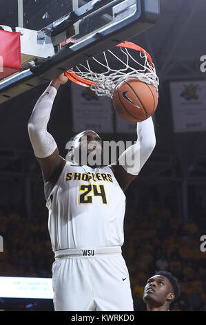 Wichita, Kansas, Stati Uniti d'America. 4 gennaio, 2018. Wichita State Shockers center Shaquille Morris (24) schiacciate la palla nel primo semestre durante il NCAA Pallacanestro tra la Houston Cougars e Wichita State Shockers a Charles Koch Arena di Wichita, Kansas. Kendall Shaw/CSM/Alamy Live News Foto Stock