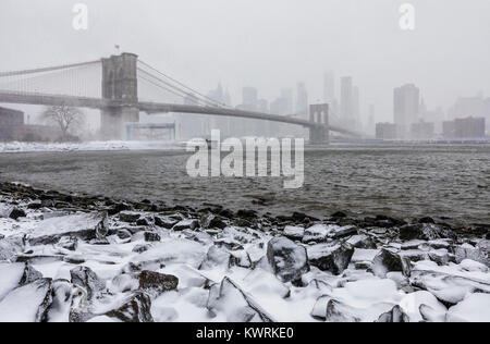 New York, Stati Uniti d'America. 4 gennaio, 2018. La nevicata in New York City, Ponte di Brooklyn e sfondo Downtown Manhattan; Stati Uniti, giovedì 4 gennaio 2018; il credito: Nino Marcutti/Alamy Live News Foto Stock