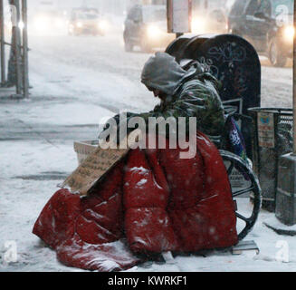 New York, NY, STATI UNITI D'AMERICA. 4 gennaio, 2018. Un senzatetto nella foto durante la 'bomba ciclone' tempesta a New York City il 4 gennaio 2018. Credito: Rw/media/punzone Alamy Live News Foto Stock