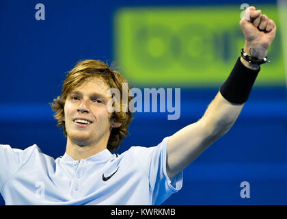 Doha in Qatar. 4 gennaio, 2018. Andrey Rublev della Russia celebra dopo i singoli quarti match contro Borna Coric di Croazia presso l'ATP Qatar aprire a Doha, in Qatar, a gennaio 4, 2018. Andrey Rublev ha vinto 2-0. Credito: Nikku/Xinhua/Alamy Live News Foto Stock