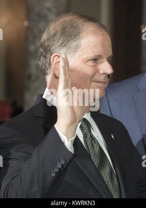 Washington, Distretto di Columbia, Stati Uniti d'America. 3 gennaio, 2018. Stati Uniti il senatore Doug Jones (Democratico di Alabama) partecipa a una simulazione di giuramento cerimonia nella vecchia camera del senato del Campidoglio di Washington il Mercoledì, 3 gennaio 2017. Jones ha vinto l'elezione speciale in Alabama per sostituire il Procuratore generale USA Jeff sessioni nel senato degli Stati Uniti.Credit: Ron Sachs/CNP. Credito: Ron Sachs/CNP/ZUMA filo/Alamy Live News Foto Stock