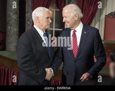 Washington, Distretto di Columbia, Stati Uniti d'America. 3 gennaio, 2018. Il Vicepresidente degli Stati Uniti Mike Pence, sinistra e ex Vice Presidente USA Joe Biden, destra, agitare le mani dopo aver partecipato ad una simulazione di giuramento in occasione della cerimonia per il Senatore USA Doug Jones (Democratico di Alabama) nella vecchia camera del senato del Campidoglio di Washington il Mercoledì, 3 gennaio 2017. Jones ha vinto l'elezione speciale in Alabama per sostituire il Procuratore generale USA Jeff sessioni nel senato degli Stati Uniti. Credito: Ron Sachs/CNP. Credito: Ron Sachs/CNP/ZUMA filo/Alamy Live News Foto Stock