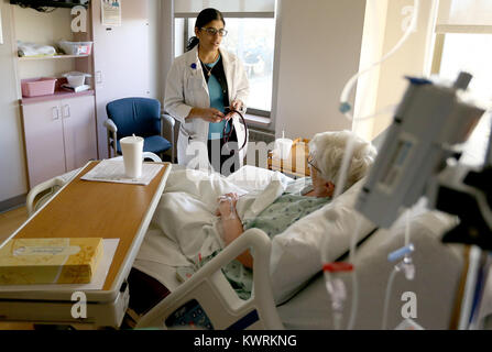 Davenport, Iowa, USA. Xvii Feb, 2017. Dott.ssa Sarojini Ratnakar colloqui con paziente Angela Johnson di Bettendorf nella sua camera, Venerdì 17 Febbraio, 2017, al quarto piano in Genesi est. Credito: John Schultz/Quad-City volte/Quad-City volte/ZUMA filo/Alamy Live News Foto Stock