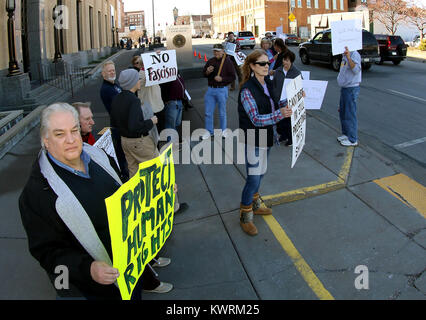 Davenport, Iowa, USA. Xvii Feb, 2017. Keith Soko, un insegnante a Sant'Ambrogio da Bettendof, detiene un segno che legge ''a proteggere i diritti umani, '' Venerdì, 17 febbraio 2017, nel corso di una manifestazione organizzata da attivisti Quad-City/Civic/leader clericale di fronte alla Corte Federale casa in Davenport. Credito: John Schultz/Quad-City volte/Quad-City volte/ZUMA filo/Alamy Live News Foto Stock