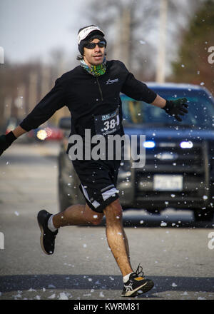 Moline, Iowa, USA. 1a gen, 2017. Christian Esparza si avvicina al traguardo della risoluzione eseguire 5K di Moline, domenica 1 gennaio 2017. La prima risoluzione eseguire 5k hanno beneficiato YouthHope iniziando e terminando a Moline YouthHope Center. La gara si sperava di aiutare la gente a kick off il nuovo anno in un sano e attivo e aveva 220 corridori partecipano. Credito: Andy Abeyta/Quad-City volte/ZUMA filo/Alamy Live News Foto Stock